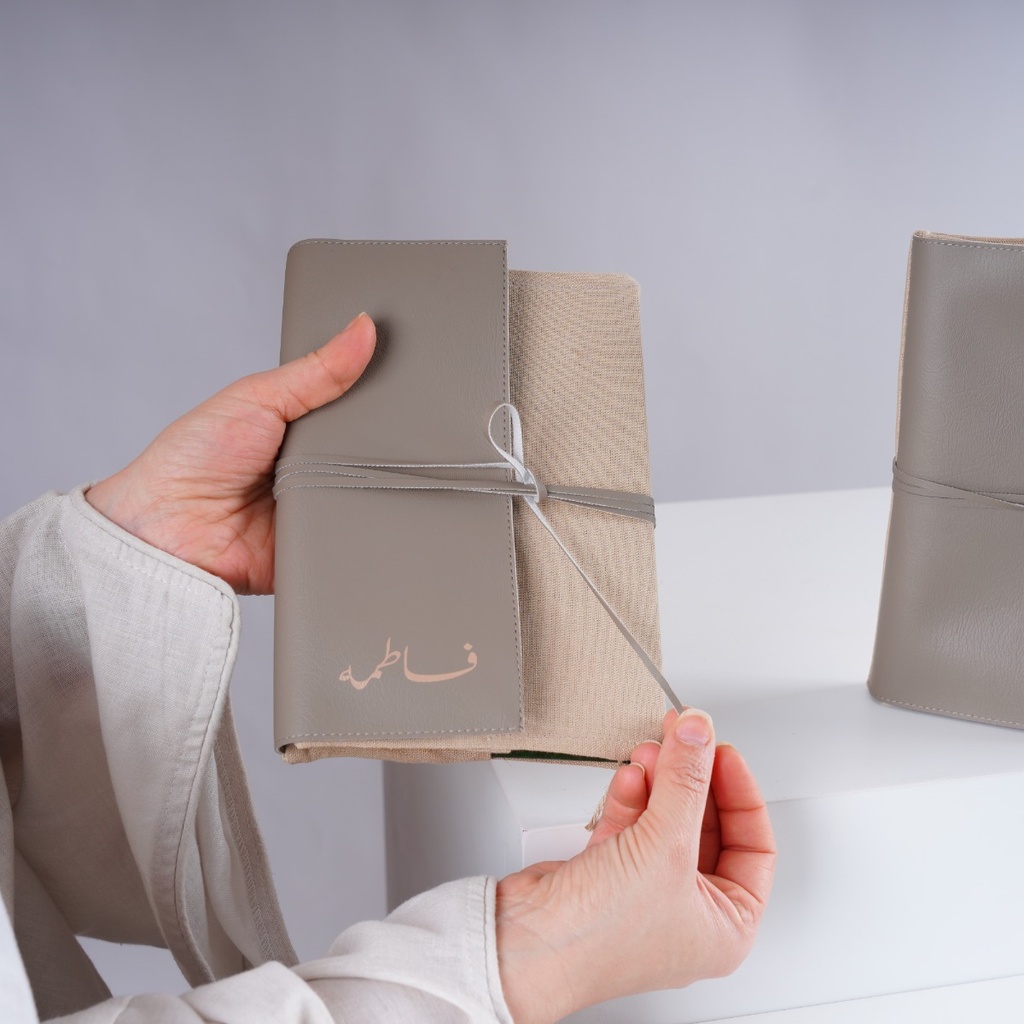 مصحف مع غلاف من الكتان وفاصل   من الجلد