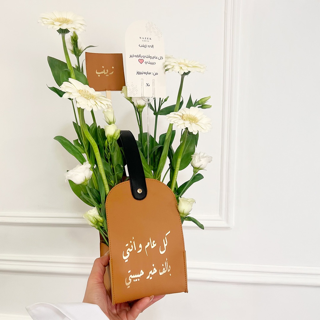 سلة ورد من الجلد